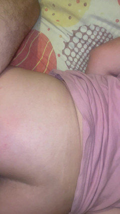 Ionut899: 继父每天早上都让我口交和吞他的精液