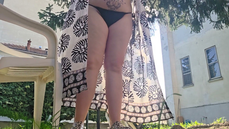 Nicoletta Embassi: Sol Abrasador En El Jardín: Bikini Minimalista, Sandalias De Camuflaje...