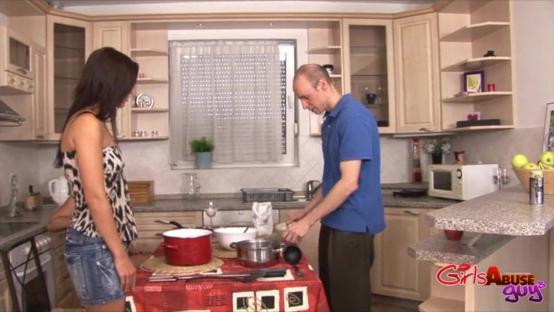 GirlsAbuseGuys: Clase de cocina