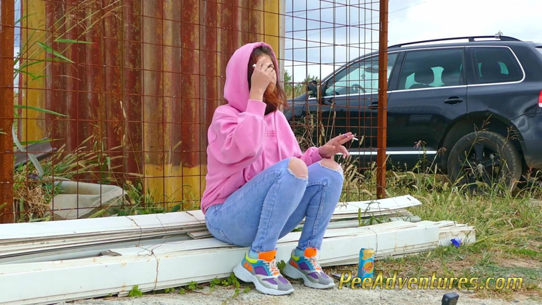 Pee Adventures: Gadis dengan hoodie kencing di balik celana jinsnya