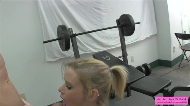 SweetFemdom: Minacce di emasculazione in palestra