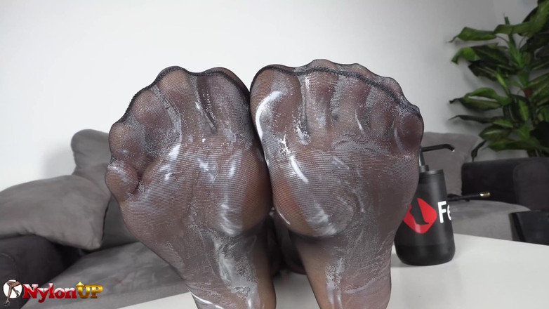 FootFetish Girls With Sex Toys and Nylons: Brunetka Uwodzicielska kusi swojego niewolnika do masażu stóp za pomocą...