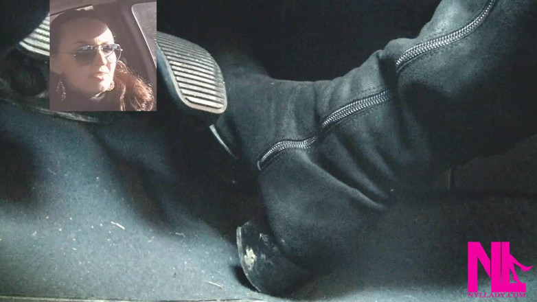 Nyllady: Snel rijden in zwarte suede kniehoge laarzen