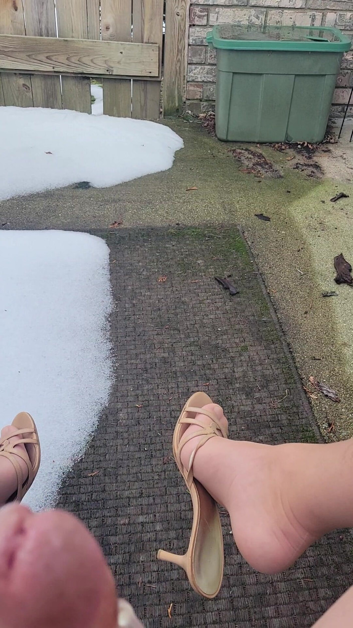 Feet Lover: Memakai nilon dan tumit di luar menjolok