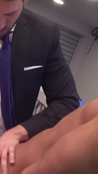 Menatplay - Le mec en costume Enzo Rimenez se fait baiser sans capote par Denis Vega