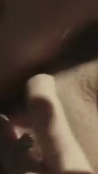 Ella se entregó a su lado bisexual más heterosexual después de besar a una chica en el calor al aire libre