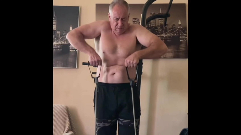 Alex Igogo: Fitnessstudio zu Hause, Rauchen und Masturbieren