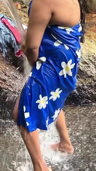 Sri Lanka Natural Menina Tomando Banho