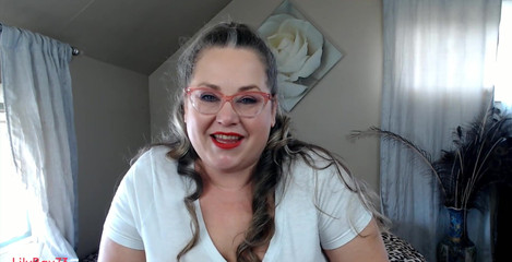 Lily Bay: 熟女的穿孔奶子