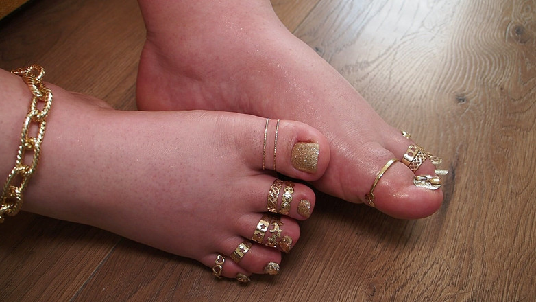 Anastasia Gree: Ayaklarımın büyüklüğü: tadını çıkar ezik