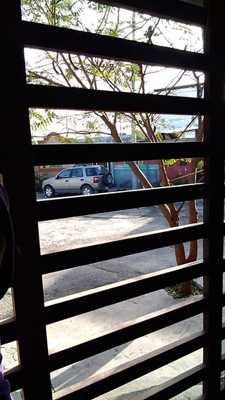 AlexAlejandro13: Ben mastürbasyon yaparken sandalyede oturuyor, ev kapısının önünde