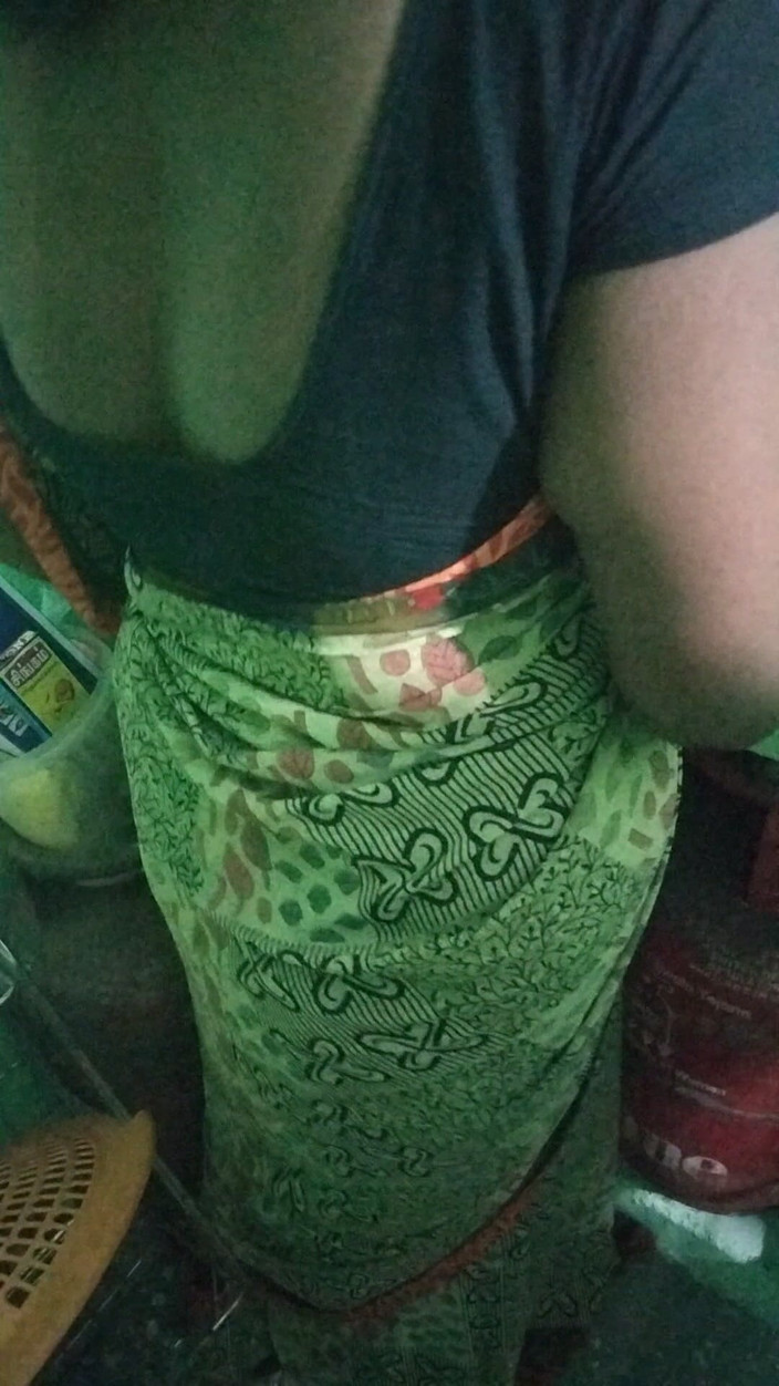 Tamil lesbian: Tante lagi ngobrol sambil pakai kain sperma