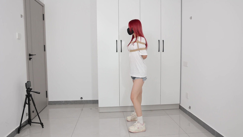 Cute girl bondage: İpler dans eden kızı tutuyor