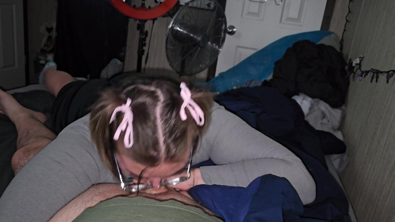 Funhousewife69: Gab ihm sexy blowjob mit Bögen in meinen haaren und...