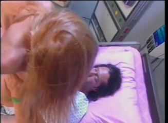 Vintage Usa: Vintage, un homme musclé aux seins énormes baise la chatte à l'hôpital