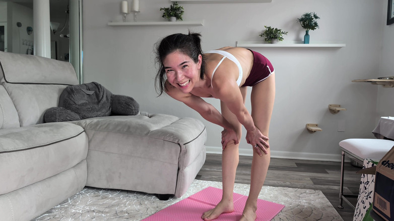 Ms_Emmy_Lynn: 短いショートパンツと白いブラでSfwストレッチ