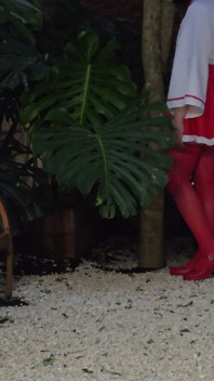 Miko สาวร่าน kanisa ตอน 2: เดินเอาท์ดอร์ในสวนหินโชว์ขาเซ็กซี่ของเธอใต้ถุงน่องสีแดงและรองเท้าส้นสูง