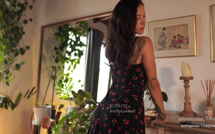 Effy Loweell studio: Красивая модель в Инстаграме выглядит очень сладко и чувственно в ее цветочном платье