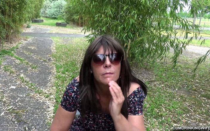 Cumdrinking Wife: Salope à sperme dans un bâtiment d’art moderne