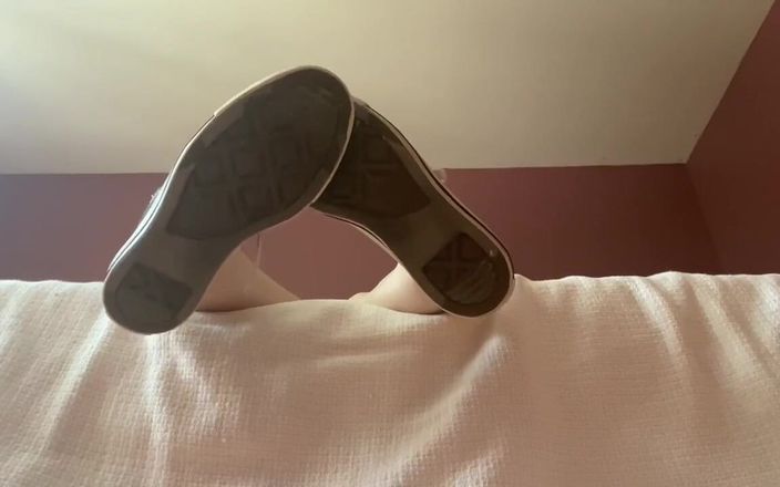 TheRealKittyD: 침대에서 숨는 동안 의붓여동생 보기 2 - 전화 섹스와 더러운 운동화