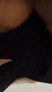 Arabská sexy služka uvízla, když se uklízí pod postelí - velký zadek hidžábská dívka nosí Abaya Niqab & Kalhotky