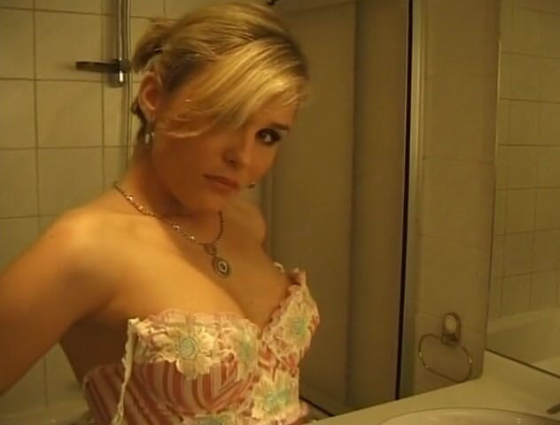 Flash Model Amateurs: Blonda cu țâțe mici se joacă cu ea în baie