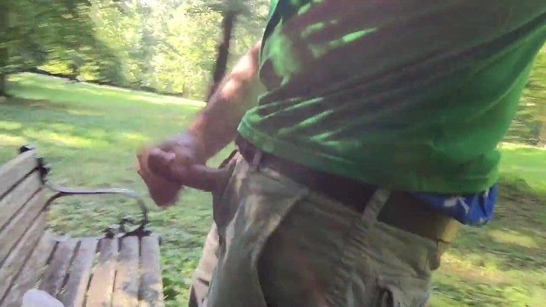 TJenner: Мастурбація в парку біля дороги