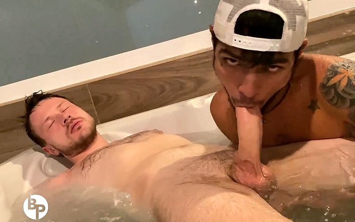 Leo Bulgari exclusive videos!!!: Sex och kul med vänner i jacuzzin!! Leo Bulgari &amp;amp; Bleshporn