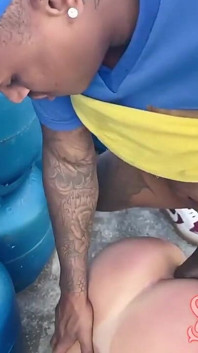 Suzie Slut Saiu Para Comprar Gas Usando Apenas Um Vestido Sem Calcinha O Atendente Nao Conseguiu Resistiu Comeu Cuzinho Dela