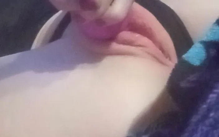 MadameDaisy: Nymphomaniac Daisy Loves to Masturbate