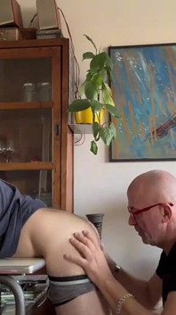Sesso e dominazione di un ragazzo maturo e di un giovane ragazzo