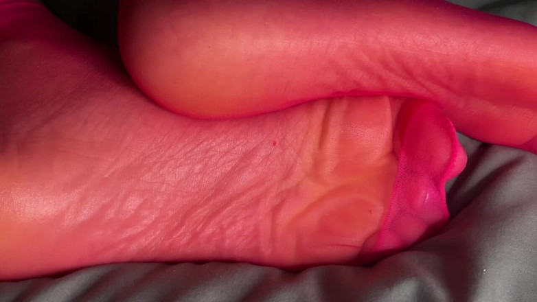 Pink Foxx: Pink foxx melucuti stoking nilon merah mudanya