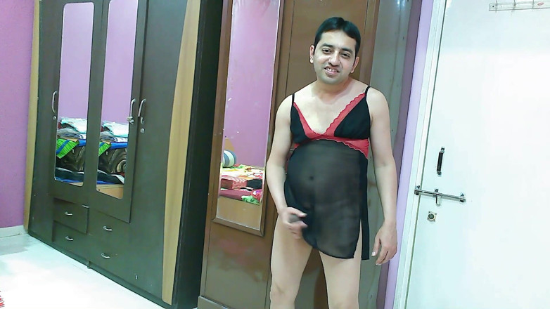 Cute & Nude Crossdresser: Heißer sissy-transvestiert femboy Sweet Lollipop in schwarzen dessous und tanga.