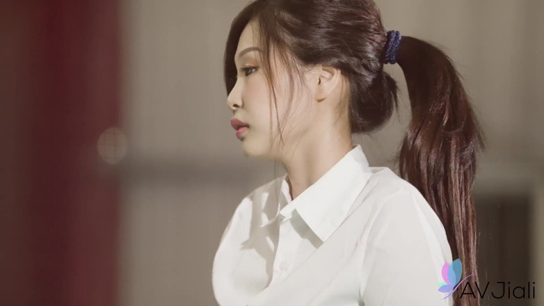 AV Jiali: Ciondora indossa mutandine perizoma e riceve un sacco di attenzione...