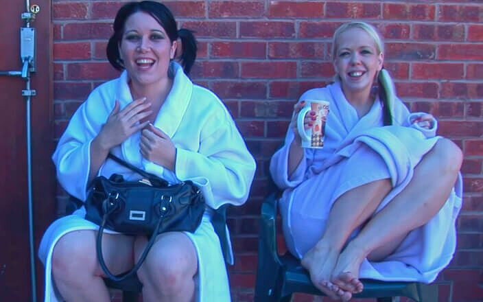 The Gangbang Club: Špinavé britské duo cock kouření ptáka gangbanging amatérů