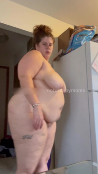Une BBW se déshabille et se trémousse dans une robe rose