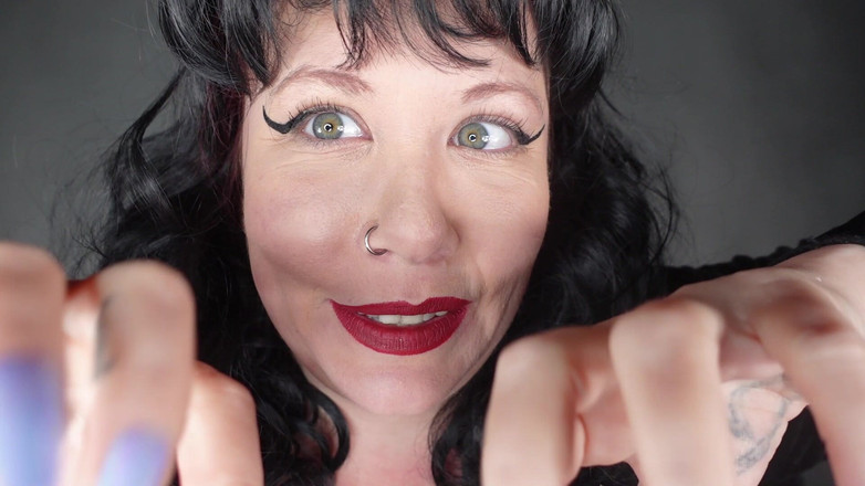 Deanna deadly: Gothic stiefzus kietelt je met lange scherpe blauwe vingernagels totdat...