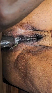 Il vecchio poliziotto amatoriale furioso maneggia l'anale di una milf di 50 anni con il suo grosso cazzo