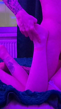 Versaute schlampe schreit vor vergnügen und schwört, wenn sie auf einer party fickt - russischer talk-porno