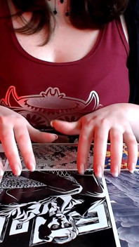 Asmr che si tocca con le unghie