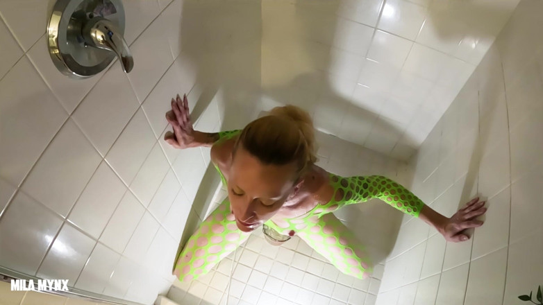 Mila Mynx: Neon Slut Gulps Double Piss Shower