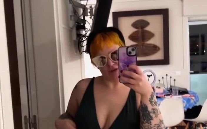 Bigtiddygoth: Vind je mijn bikini leuk?