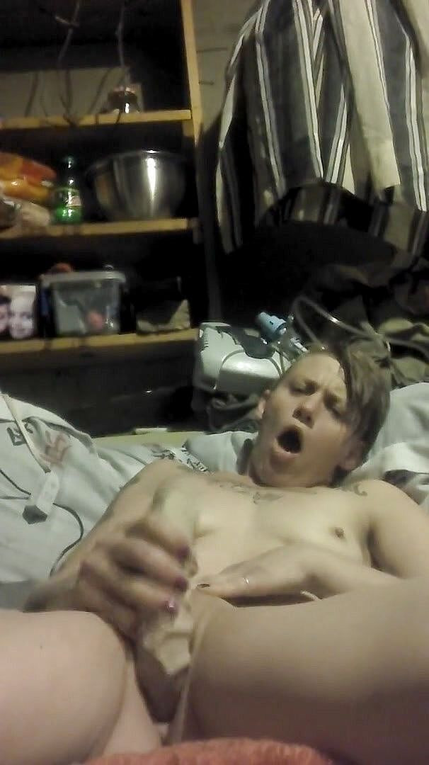 My Garage: उसके स्तन छोटे और सपाट हैं और उसकी चूत बड़ा डिल्डो लेने के लिए तैयार है