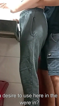 नौकरानी बाथरूम में पकड़ी गई है।