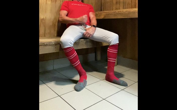 JockDad87: バフ・ディルフジョックダッド87がサウナでオナニーしているところを捕まえられそうになる
