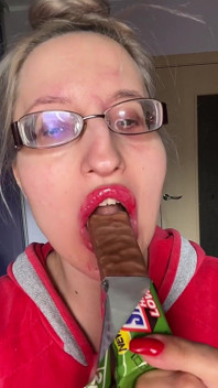 Велетень з великими губами, великими окулярами, асмурує білковий бар Snickers