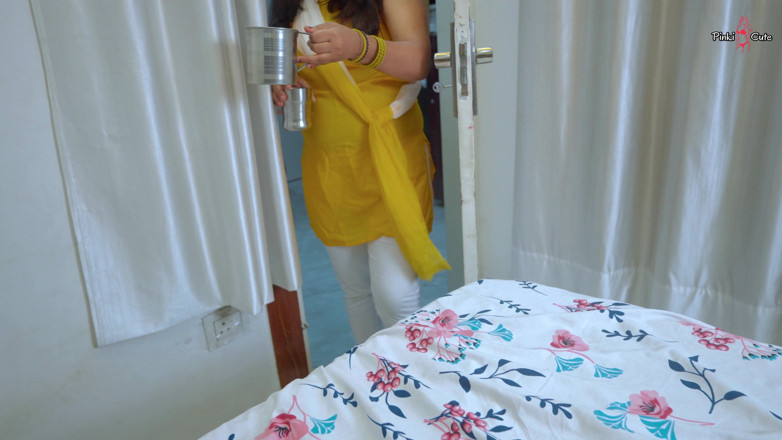 pinki_cute: Mucama caliente Pinki hace una mamada y sexo de coño...