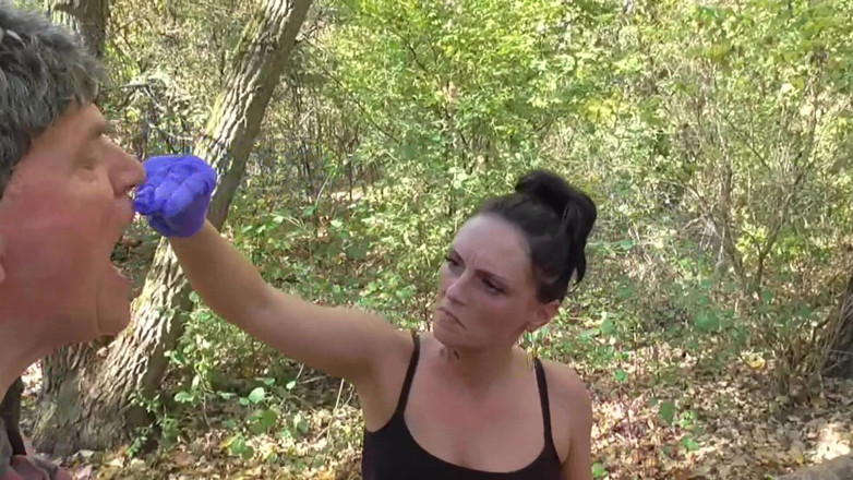 Femdom Austria: Umiliandolo con le loro spute e melma nella foresta