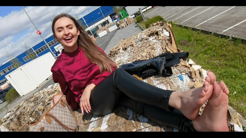 Goddess Lena: Gambe all'aperto