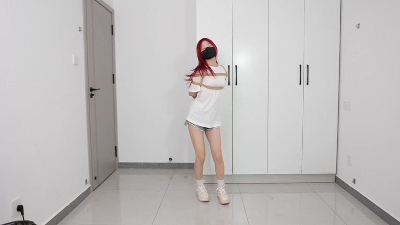 Cute girl bondage: 绳子束缚跳舞的女孩